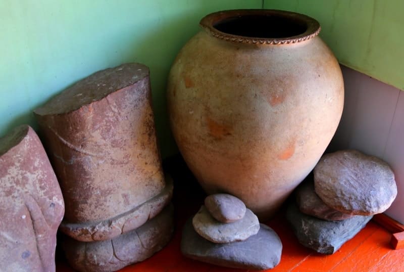 Витрины с артефактами в залах старого музея.
