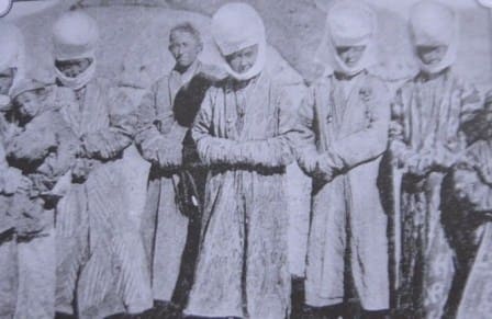 Киргизские женщины перед юртой. Фотография конца XIX века.