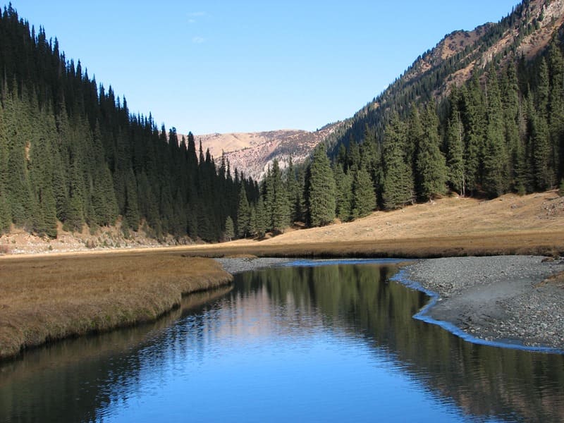 Река Каракол находится в Аксуйском районе на востоке Иссык-Кульской области.