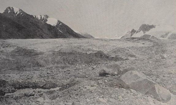 Поверхность ледника Петрова. Фотография Л.К. Давыдова. 1925 год.