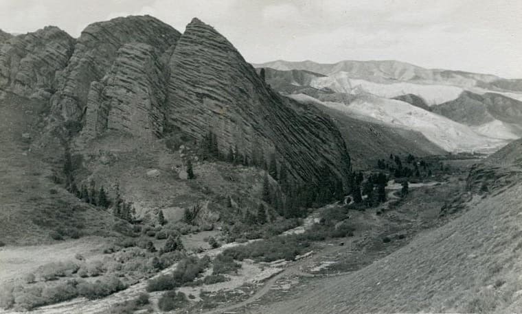 Jety-Oguz rocks. 1930s The author of the photograph is unknown.