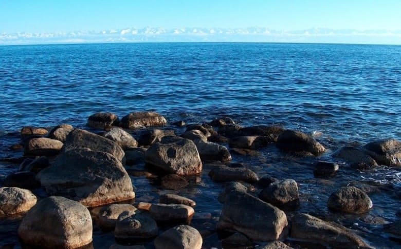The lake is located at an altitude of 1,609 m. a. s. l.
