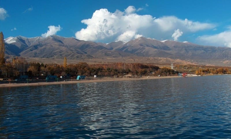 The lake is replenished with water through precipitation, underground inflows, and runoff from rivers and streams, with a total annual volume of approximately 3,720 million cubic tons.