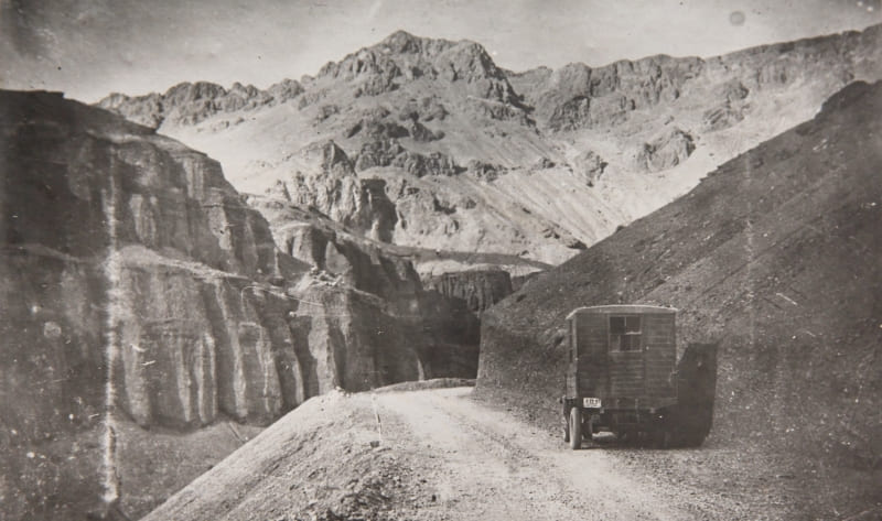 Дорога на въезде в Боомское ущелье со стороны поселка Рыбачье. 1932 г. Кыргызский фотоархив. https://foto.kg/uploads/posts/2013-02/1360781729_boom.jpg