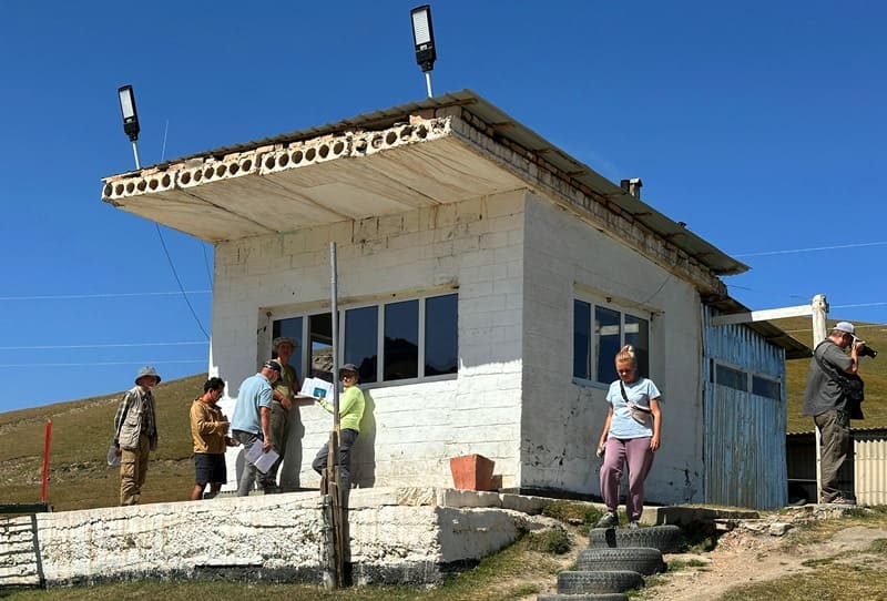 Kyndy checkpoint is on pass of the same name; there is a border outpost ahead.