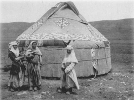 In the aul. Photo by Ellsworth Huntington, 1903.