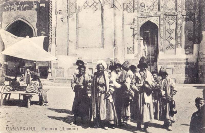 A community of dervish (on the postcard - "devano"). Samarkand, early XXth century. Postcard publishing project "Marakanda" and SMI-ASIA. From the collection of Boris Golender. Photographer unknown.