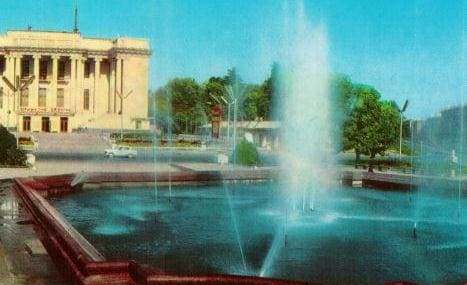 Dushanbe, 1970, architects D. Bilibin, H. Yuldashev. Square named after the 800th anniversary of Moscow.