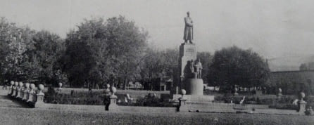 Сталинабад, 1947 год. Привокзальная площадь и установленный на ней памятник В. Куйбышеву.