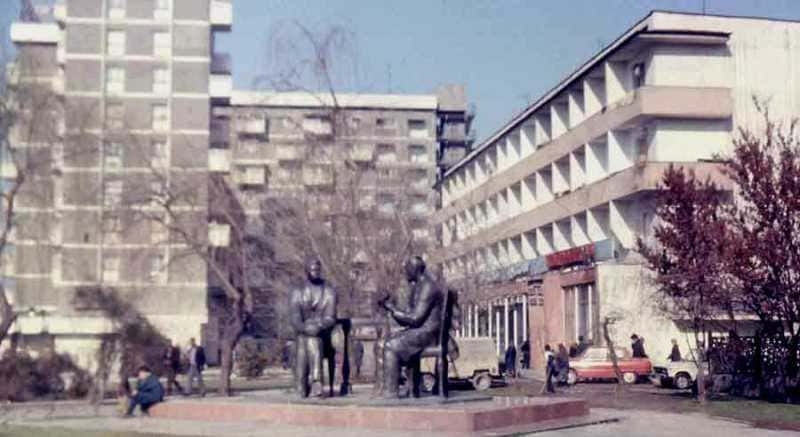 Street Putovskiy - shop "1000 trifles", a sculpture "M. Gorkiy and Sadriddin Aini".	