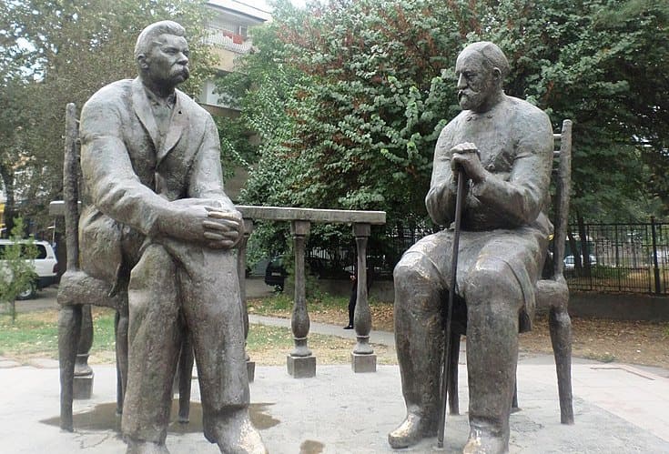 Памятник писателям М. Горькому и С. Айни Душанбе.