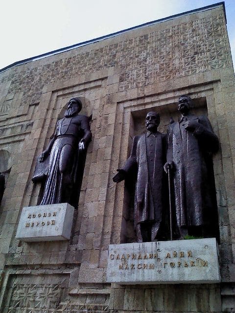 Памятники Максима Горького и Садриддина Айни на стеле здания Союза писателей Таджикистана.