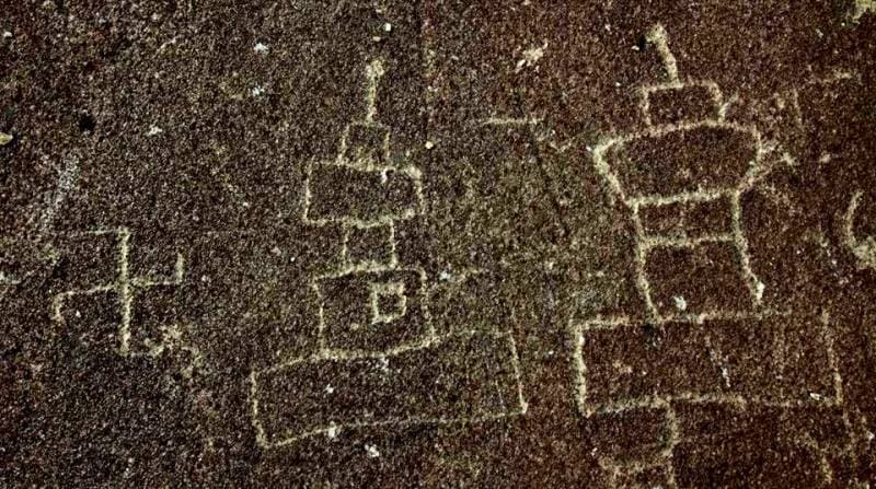 Концентрация памятников в этой зоне отчасти объясняется тем, что именно здесь вдоль подножий высоких гор тянется узкая полоса пригодной для земледелия долины, на которой всегда сосредоточивалась вся деятельность памирцев. 