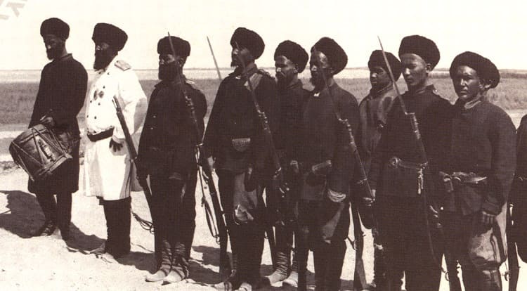 Взвод бухарской эмиратской армии перед падением Бухарского эмирата. Фото неизвестного мастера, начало XX в. Фотография связана с Бухарской операцией 1920 года во время Гражданской войны в России. Фотография иллюстрирует исторический момент перехода власти от эмира к советским войскам.