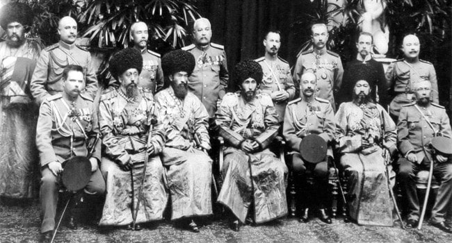 Asfandiyar-khan (in the middle) with his retinue in St. Petersburg, with the right of the khan Khodjeilinsky bek. Asfandiyar Khan was born in 1871, son of Muhammad Rahim Khan II, lordship of Valiakhd (heir) 1891 - 1910, Khan of Khorezm 1910 - 1918, in the retinue of His Imperial Majesty Major General 1910, a descendant of the Inaks, that is, the Karakalpak kongrats.