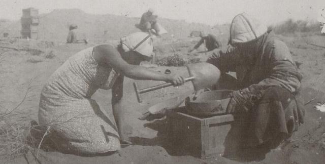 Janbas kala № 4. At the excavation site, working moment. 1940. Photo by V.I. Kotovsky.