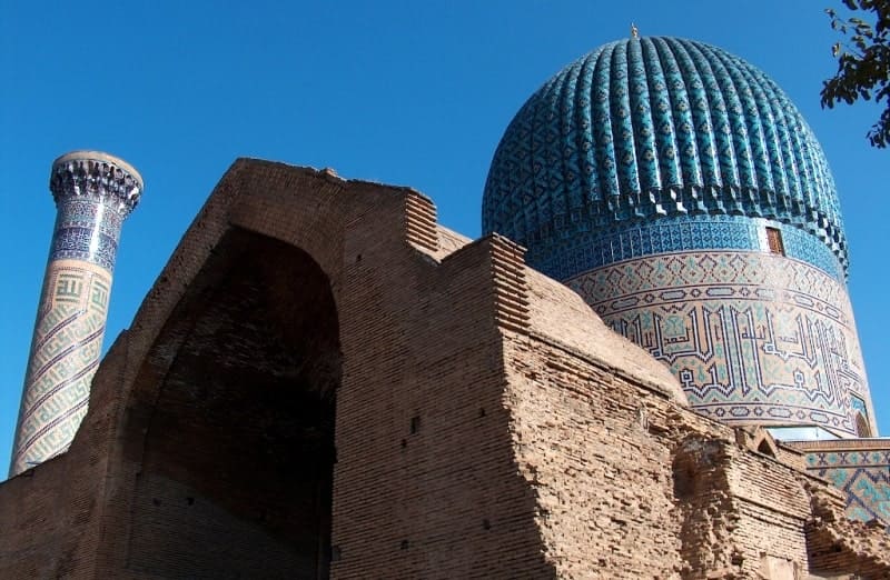 The ceremonial arch of the Gur-Emir Mausoleum. 9. The dome of the Gur-e-Emir Mausoleum in Samarkand is known as the blue ribbed dome. It has a distinctive shape, is covered with glazed tiles creating a complex pattern, and is one of the main architectural symbols of the Timurid era.