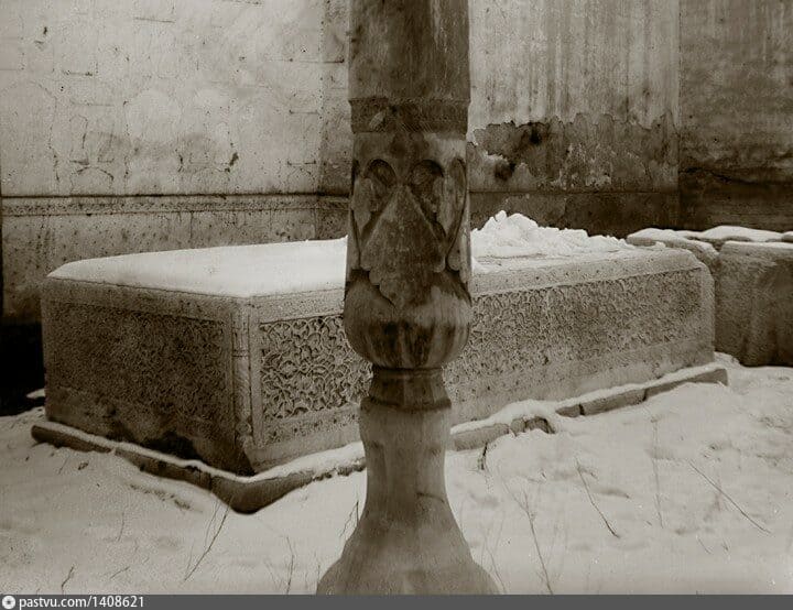 "Кук-таш" – тронный камень эмиров в бывшей крепости. 1935 г.  Автор: Котовский В.И. Фотография из Самаркандского Государственного объединенного историко-архитектурного и художественного музея-заповедника г. Самарканда. Автор фотографии неизвестен.