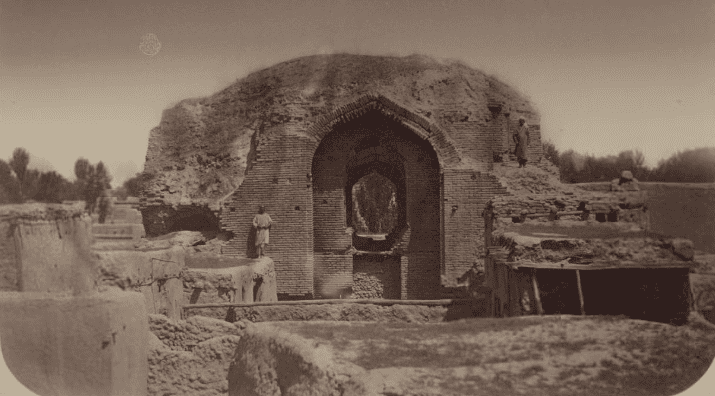 Развалины мавзолея Ак-Сарай. Общий вид. 1871-1872 г.г. Снимок входит в археологическую часть «Туркестанского альбома» фундаментального шеститомного фотографического исследования, созданного в 1871-1872 годах под руководством генерала К.П. фон Кауфмана. Мавзолей, возведенный в XIV-XV в.в., славился монументальной росписью интерьера «кундал» (позолоченный рельеф на синем фоне). На переднем плане видны традиционные жилые дома из саманного кирпича с плоскими крышами, поддерживаемыми деревянными балками Фотограф Н. В. Богаевский.