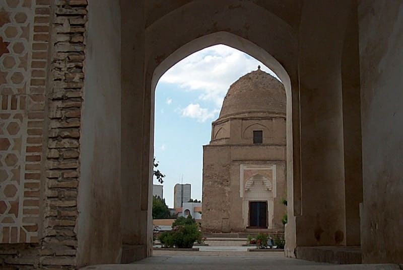 A monumental brick single-domed building with a centric composition: a cube, an octagon with windows on the main axes, and a sphero-conical dome.