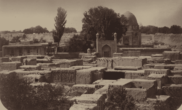 Мавзолей Рухабад в Самарканде. Фотография датируется 1871-1872 г.г. и входит в археологическую часть знаменитого «Туркестанского альбома», созданного под патронажем первого генерал-губернатора Туркестана К.П. фон Кауфмана. На переднем плане видны многочисленные надгробия старого кладбища, окружающие мавзолей, а на заднем плане просматриваются стены самаркандской цитадели. Мавзолей был построен во время правления Тамерлана над могилой исламского мистика и проповедника шейха Бурханеддина.