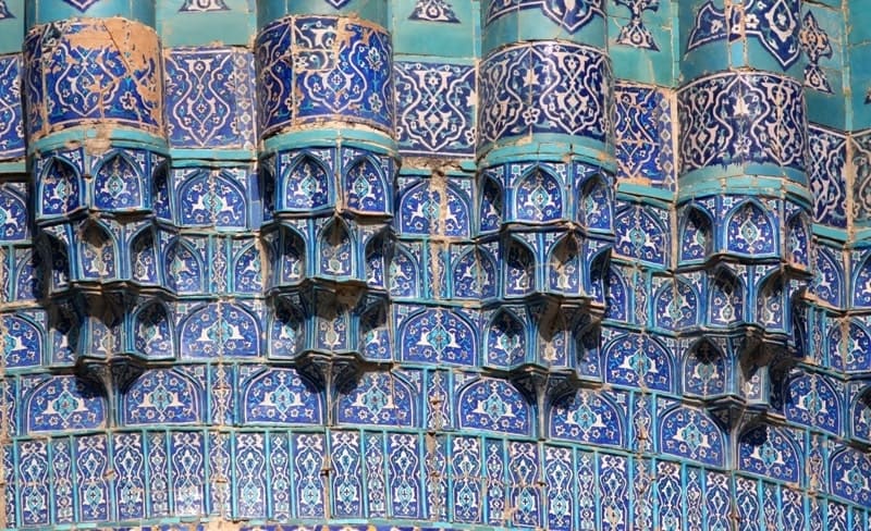 The friezes of the minarets and the drums of the domes bear epigraphic ornaments.