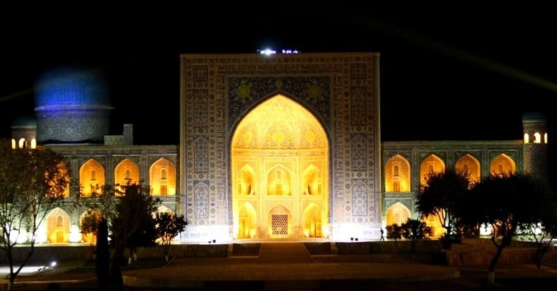 Evening illumination of the Tillya-Kari Madrasah.