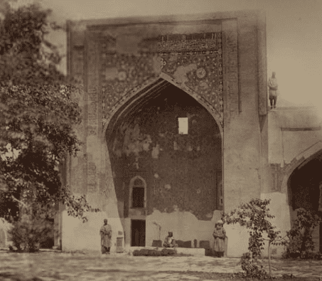 Tillya-Kari Madrasah. Inner courtyard (northern side). View of the large central niche.