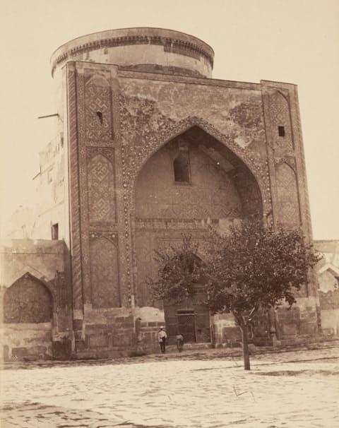 Фронтонъ главного входа въ мечеть Тилля-кари. Первая половина 1890-х г. Фотограф-любитель, капитан русской армии Григориий Андреевич Панкратьев. Эта фотография вошла в его знаменитый «Альбом исторических памятников г. Самарканда» изданный в 1895 г.