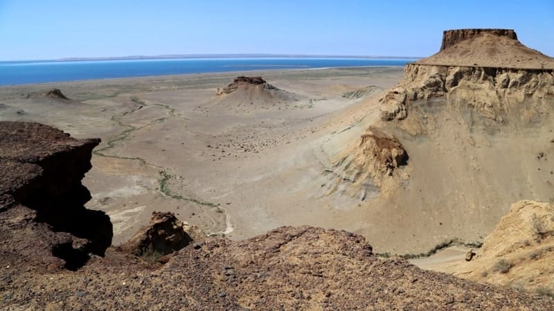 Восточный чинк плато Устюрт в Казахстане, с видом на залив Западного Аральского моря.  Плато Устюрт - пустыня и древнее геологическое образование, расположенное между Каспийским и Аральским морями. Восточный чинк представляет собой обрывистые уступы, сложенные преимущественно морскими породами