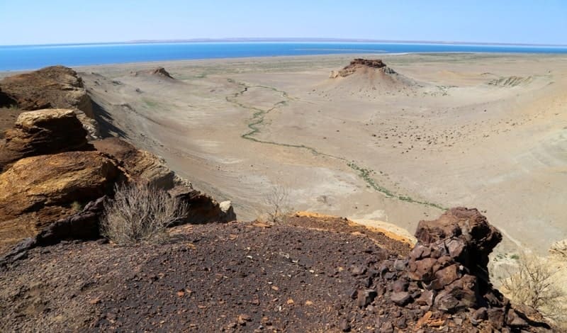Восточный чинк Устюрта ограничивает одну из самых больших (длиной 150 километров и шириной 90 километров) из самых глубоких (45 метров) бессточных котловин Средней Азии. 