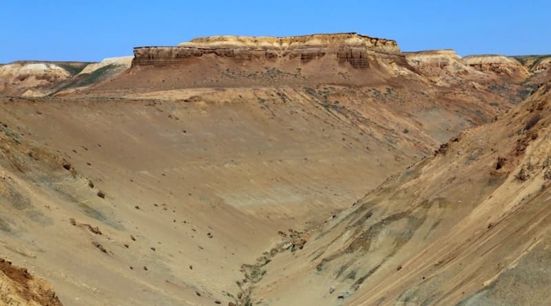 Восточный чинк плато Устюрт представляет собой возвышенную равнину с абсолютными отметками высотой 100 - 190 м. н. у. м., ограниченную четко выраженными уступами (чинками) Вся поверхность Восточного чинка плато Устюрт сложена преимущественно морскими третичными (сарматскими) карбонатными породами. 