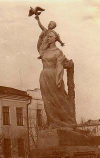 Скульптурная композиция старого города "Утро".