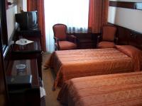 Twin room.
