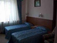 Twin room.