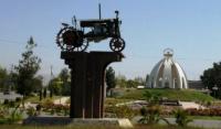 Памятник первому трактору в Курган-Тобе.