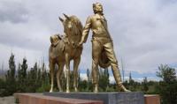Памятник Саменову Тян-Шанскому недалеко от поселка Балыкчи.
