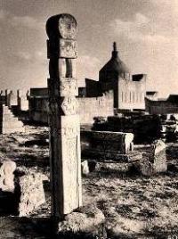 Редкий тип кулпытаса со сложной архитектурой на некрополе Камысбай.