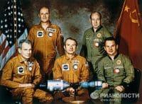 В 1971 году создание первой в в мире пилотируемой орбитальной станции Салют.