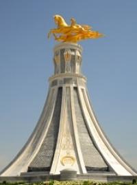Памятник коню Янардаг.