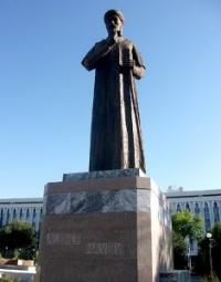A monument to Alisher Navoiy in Fergana.