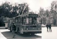 Алматинский троллейбус на конечной остановке у ЦПКиО им. Горького, 1991 год.