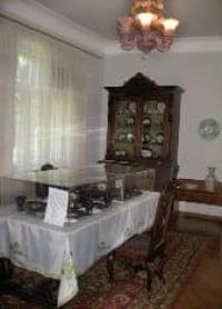 Гостиная в мемориальном доме Мирзо Турсунзаде.