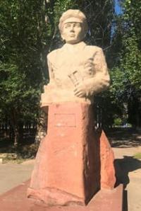 Monument to Ismail Tairov in village of Baiseit.