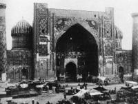 Медресе Шер-Дор. Альбом «Исторические памятники Самарканда». Фотограф Г. А. Панкратьев. 1890 г.