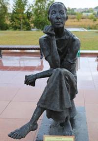 The composition represents a woman with hopes and thoughts of breaking out of captivity, and therefore she, as if thinking about these paths, turned to poetry, poetry, and beauty. "Struggle and Hope." Author Zh. Moldabaev.