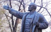 Monument V.I. Lenin in the park behind the cinema Sary-Arka. 2016.