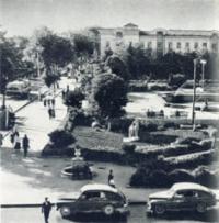 Фотография из книги "Детская энциклопедия, том-9. 1978 год.". Площадь имени 800-летия Москвы.