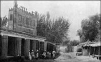 Историческая улица в городе Андижан. Фотография была сделана в начале XX века, приблизительно в 1913 году, когда город входил в состав Российской империи. Исторический облик города, запечатленный на таких снимках, был значительно изменен после разрушительного землетрясения 1902 года