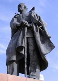 Памятник Айни в сквере в Душанбе.